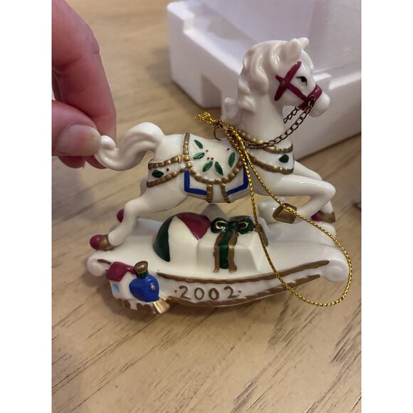 Vtg 2002 Rocking Horse Holiday Treasures Avon porcelain musical ornament - Picture 10 of 12